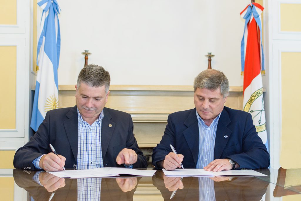 El convenio específico con la FICH fue rubricado por el presidente del CIE D1